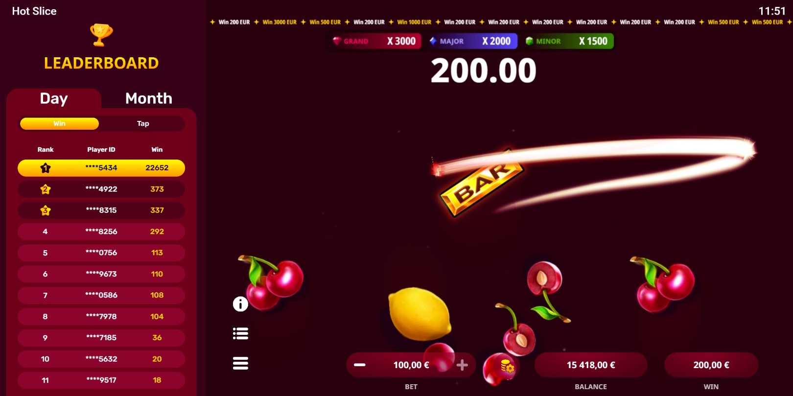 Pantalla de Hot Slice con los tres botes, la cinta de ganancias recientes y la tabla de clasificación diaria